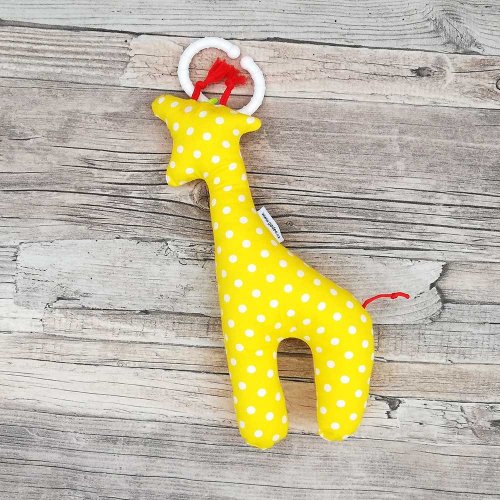 Gadeo závěsná dekorace / hračka - Žirafa, různé barvy - Varianta: Růžová bez rolničky